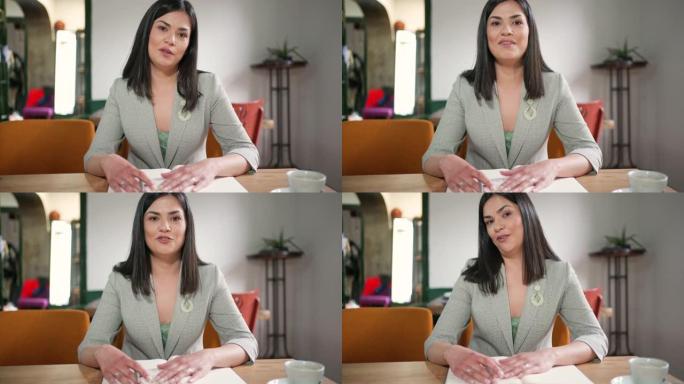 年轻的女商人与同事进行视频通话