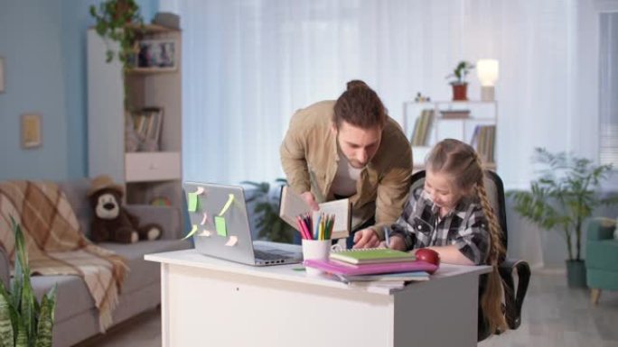 父母在教孩子方面的帮助，年轻人因检疫和冠状病毒而在网上学习时与女儿一起学习并写听写，留在家里