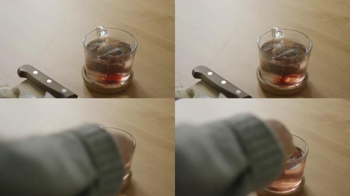 年轻女子搅拌一杯茶