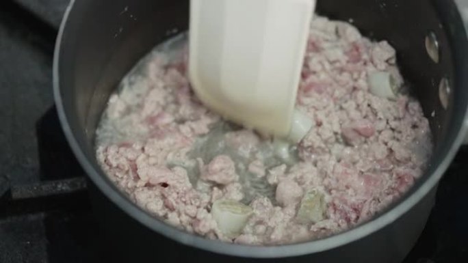 家庭烹饪将猪肉末放入锅中煮沸，制成Larb Moo。