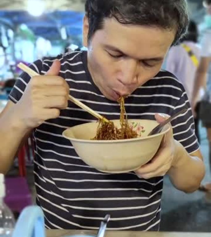 泰国吃面条街食品的人