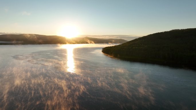 航拍晨雾缭绕的朝阳湖泊