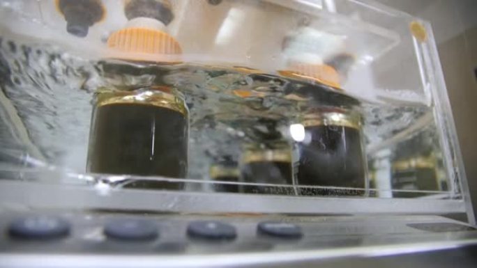 实验室装有水的容器中的原油瓶