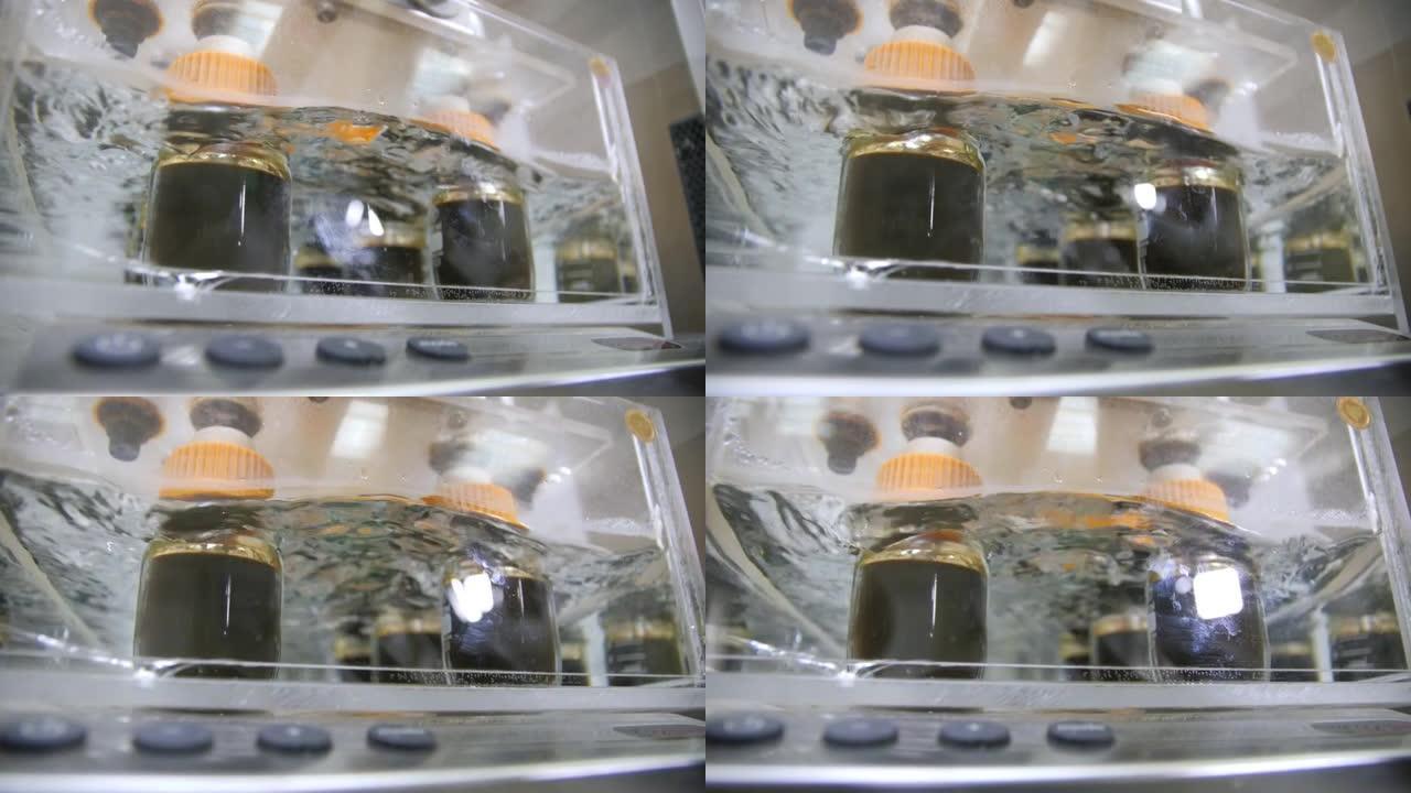 实验室装有水的容器中的原油瓶