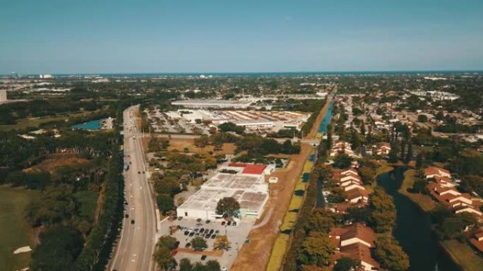 在Summit Blvd的城市街道上，天空湛蓝，房屋，商业建筑和汽车。于2021年4月在佛罗里达州西