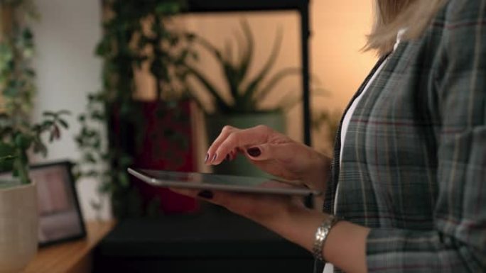 在数字平板电脑上打字的商务服装中无法识别的女人