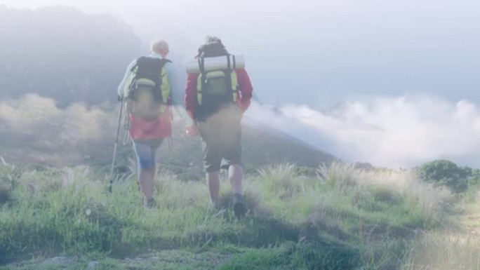 快乐的高加索高级夫妇在快速移动的云层上徒步旅行