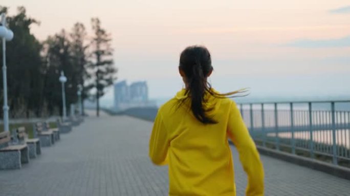 在公园里跑步的年轻女子。健身