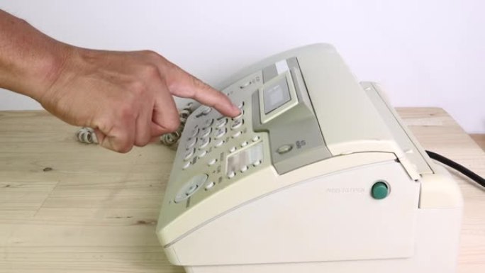 手手正在办公室使用传真机，用于数据传输的设备。