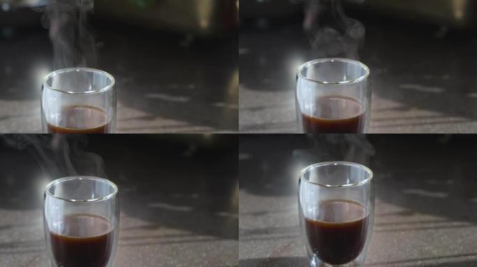 在装有黑咖啡的咖啡杯中，倒入鲜奶油，制成卡布奇诺咖啡。石头背景。