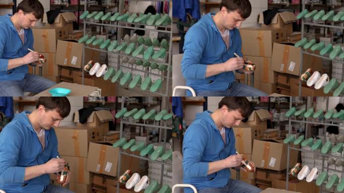 勤奋的制鞋商，将一堆鞋垫粘合起来，为下一步做好准备