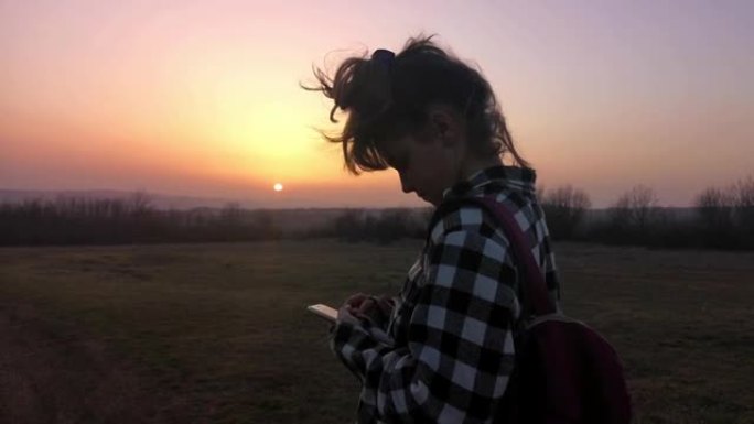 日落时在大自然中散步的少女