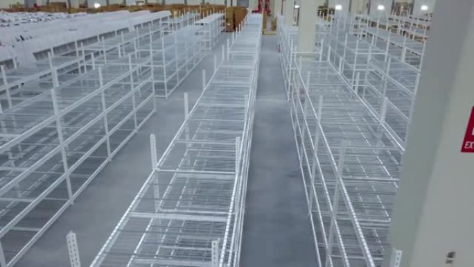 物流仓库中的空货架