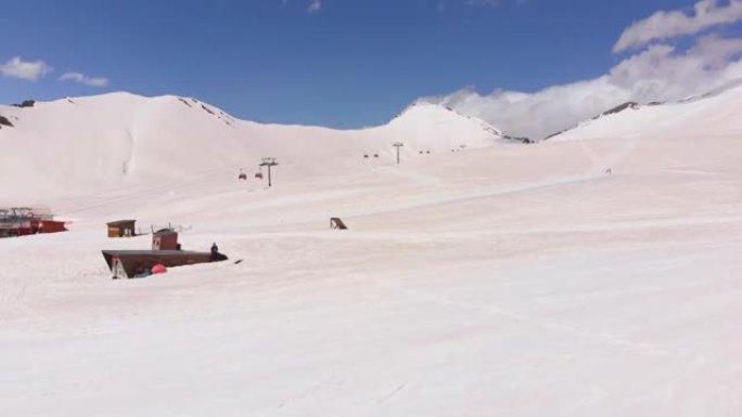 滑雪胜地雪地中的空中实时无人机视图飞行员。在极端寒冷条件下驾驶飞机的概念。