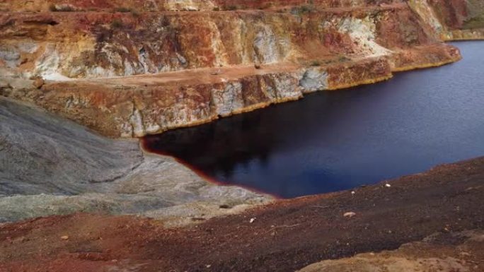一个旧铜矿被污染的水池塘。环境危害