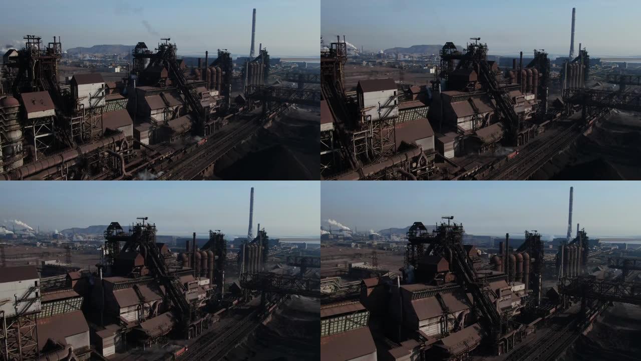 乌克兰马里乌波尔的大型工业冶金和化工厂。工厂污染环境。鸟瞰图。生态灾难