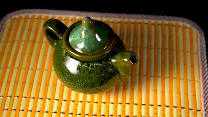 一个小的精制锅腹茶壶缓慢旋转