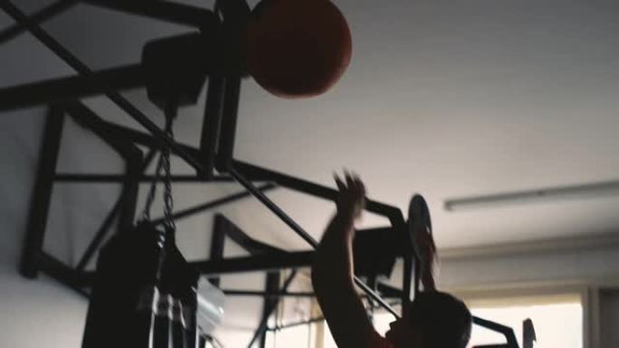 年轻的运动型男子在健身房用药球锻炼，壁球锻炼