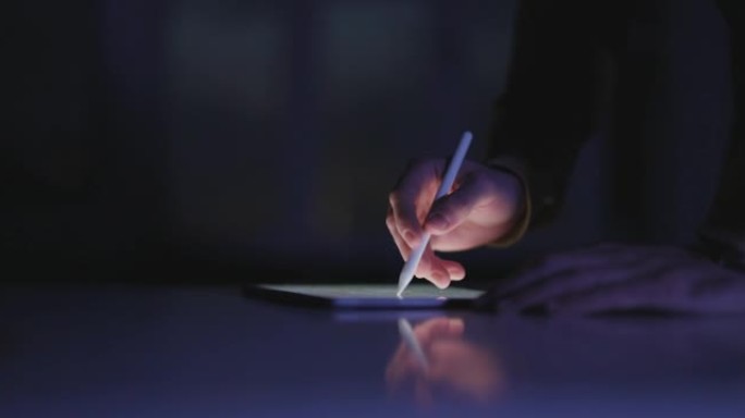 一个男人用数字笔和平板电脑在互联网上打字和搜索东西的特写镜头