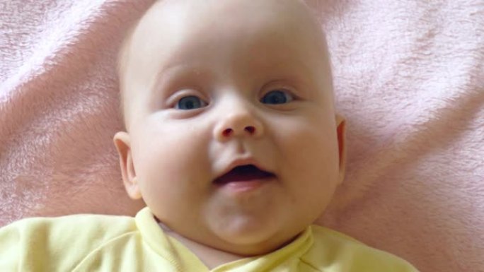 特写-微笑的婴儿的脸