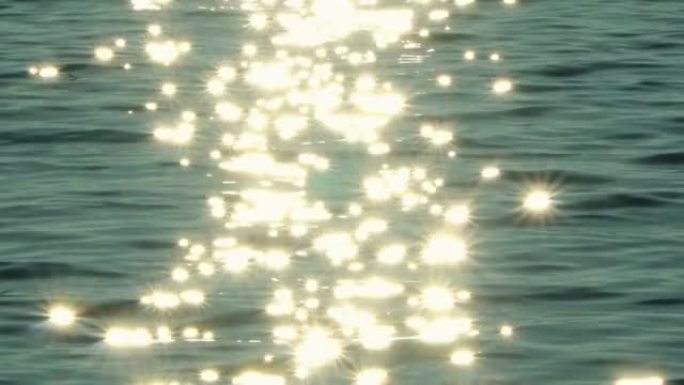 太阳反射在波光粼粼的蓝色大海，日落时的海洋，日出