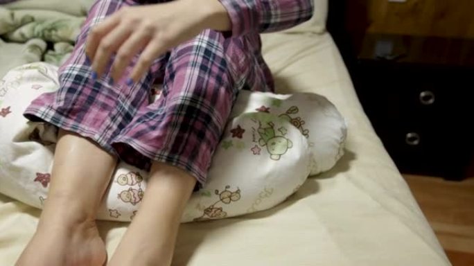 女人用睡枕找到完美的腿部姿势