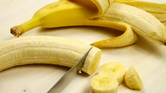 成熟的香蕉切成薄片