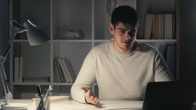 视频通话夜间工作男经理使用笔记本电脑