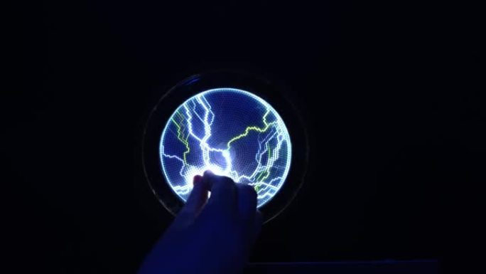 摘要科学背景和对象，电照明。手动触摸等离子面板显示器。闪电蓝