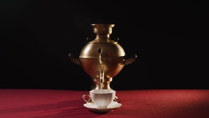 女人把一个带碟子的陶瓷杯放在茶壶的壶口下