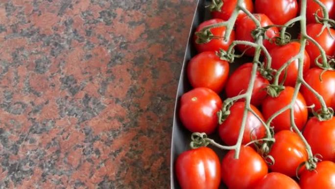 房子厨房桌子上包装的新鲜买的樱桃西红柿