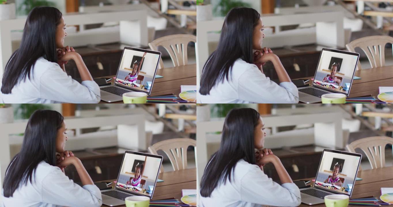 非裔美国女教师在家里的笔记本电脑上与非裔美国女孩进行视频通话