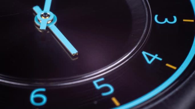 延时。蓝色的时钟指针在旋转。宏观。时间概念