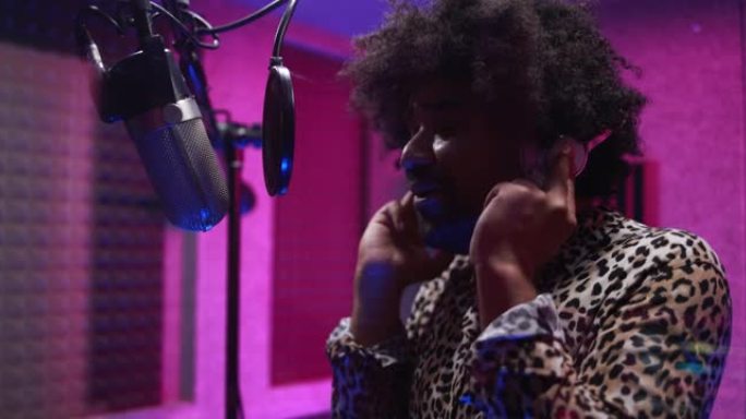 非裔美国歌手录制新音乐专辑inside boutique studio-技术和唱片公司行业概念