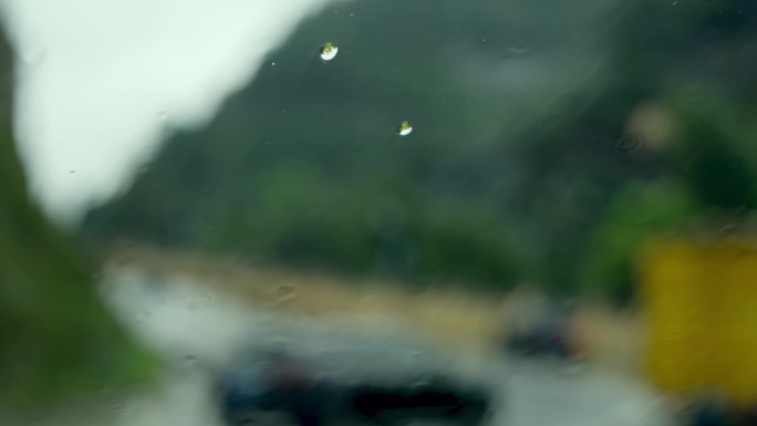 玻璃窗雨水水滴下雨