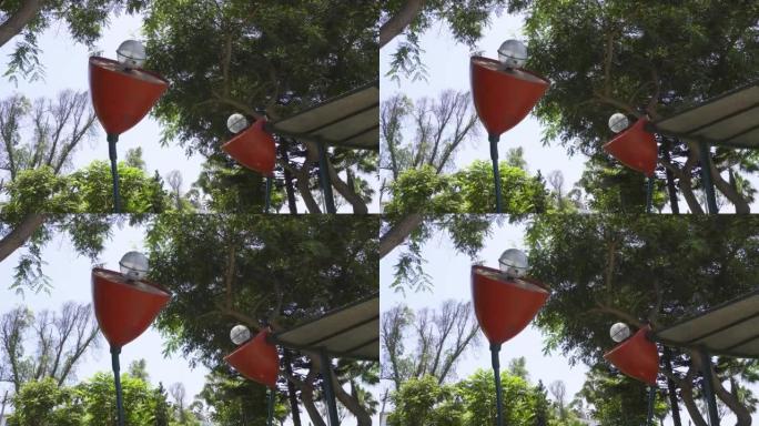在城市公园中，两座带有聚光灯的花形灯塔