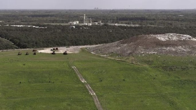 美国佛罗里达州垃圾填埋场卫生场地和废物管理厂的鸟瞰图。带有平移相机运动的无人机制作的镜头。