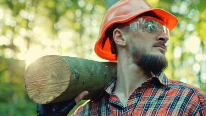 戴着安全帽的伐木工人站在树林里。原始视频记录