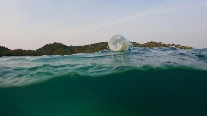 环保问题塑料瓶漂浮在海上