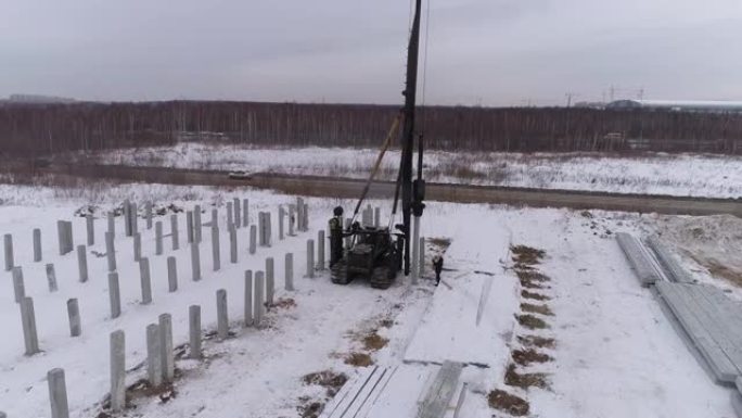 打桩机的空中无人机视图将桩打入地面