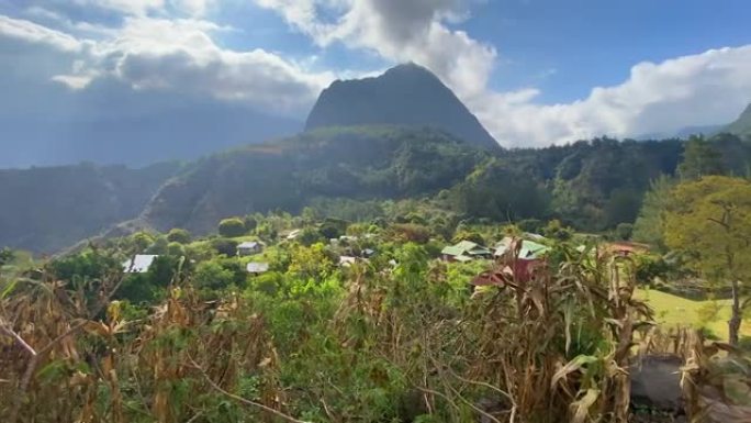 I let à Malheur的视图，这是留尼汪岛上的破火山口马法马戏团的一个小村庄