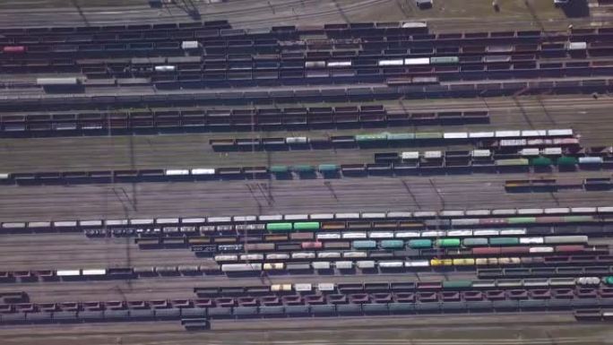 铁路分拣站的鸟瞰图和铁路上的许多货车