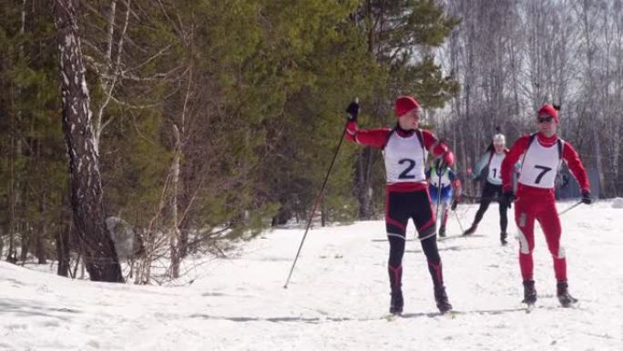 滑雪者在越野赛道上完成冬季两项比赛