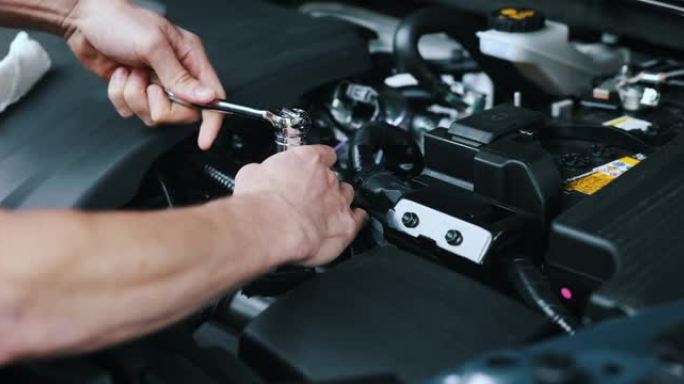 汽车维修用扳手加工汽车发动机的汽车修理工。维护和修理