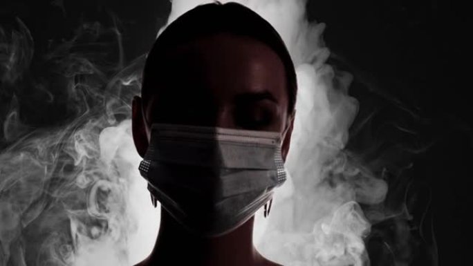 戴着烟雾云的口罩的空气污染女人