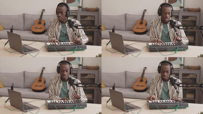 非洲年轻人在家玩Midi键盘合成器