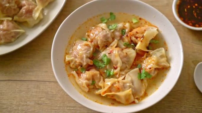 猪肉馄饨汤或烤辣椒猪肉饺子汤-亚洲美食风格
