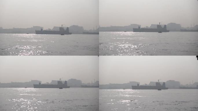 中午，一些在吉大港海港等候的货船可见。吉大港港口的海景。