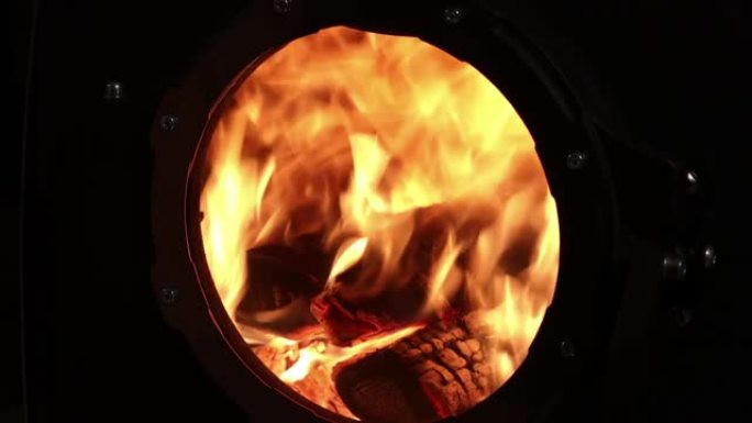 火炉里正在燃烧木柴