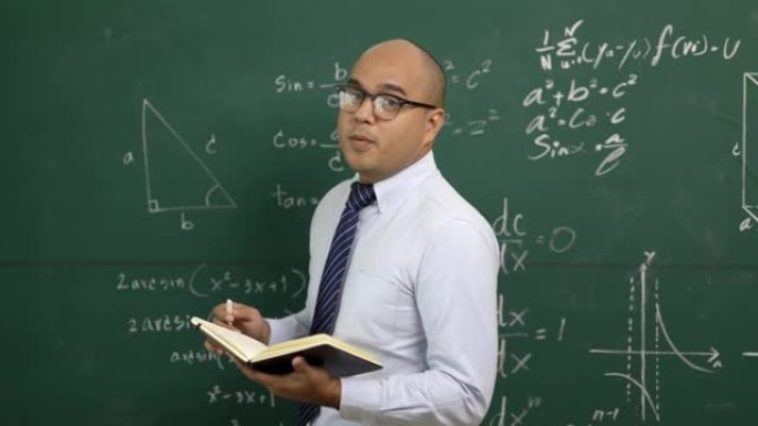青年亚洲教师与学生教学视频会议。印度男老师从在线课程中培训课堂数学。